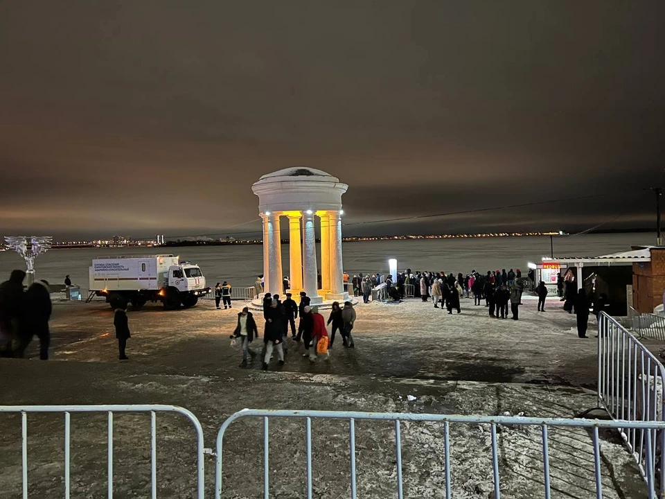 Фото: В Крещенскую ночь в Волгу окунулись более 10 тысяч саратовцев