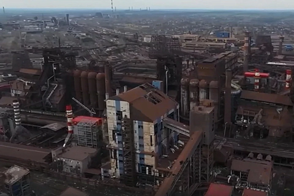 Комбинат имени Ильича удалось сохранить от масштабных разрушений. Фото: Скриншот видео РИА Новости