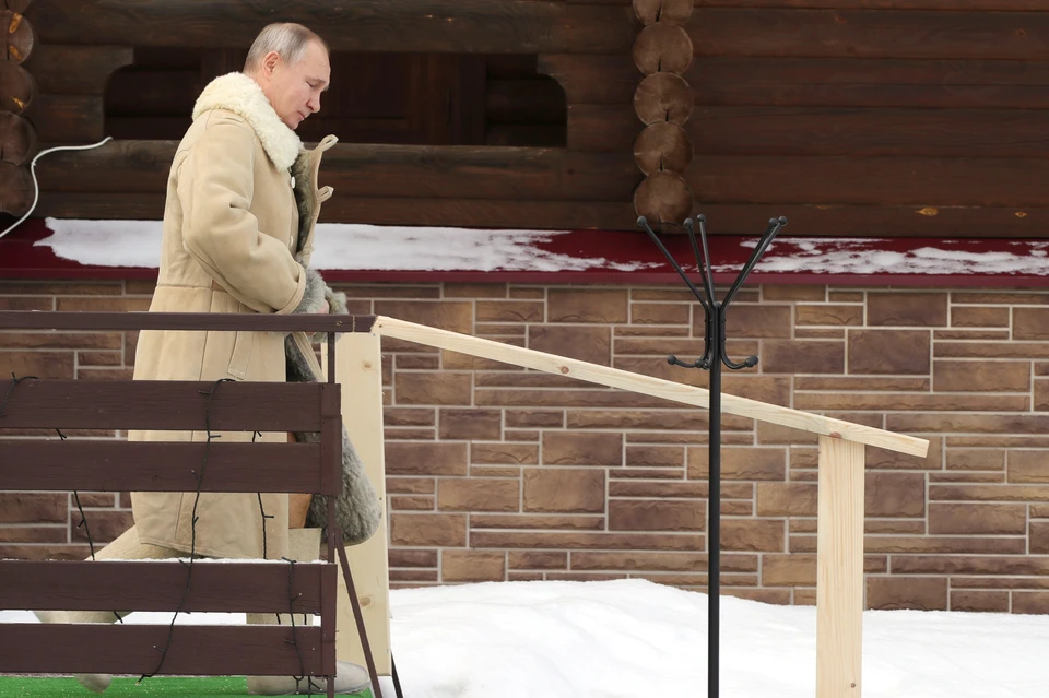 Президент РФ Владимир Путин перед крещенскими купаниями в купели, 2021 год. Фото: Михаил Климентьев/пресс-служба президента РФ/ТАСС