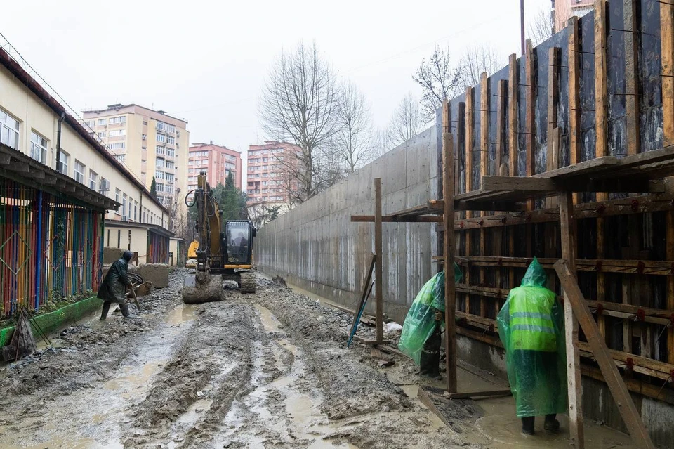 В Сочи восстанавливают подпорную стену детского сада №121 Фото: t.me/AlekseiKopaigorodskii