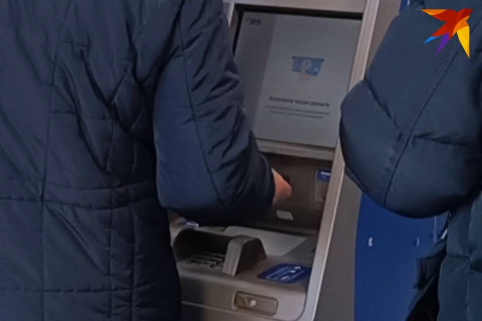 Мужчина сломал банкомат, а после вернулся в банк.