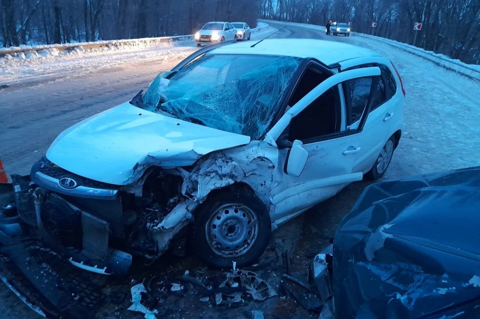 49-летний водитель автомобиля «Лада Калина», двигаясь со стороны Орска в направлении Оренбурга, не справился с управлением, выехал на встречку и столкнулся с «ВАЗ-210740»