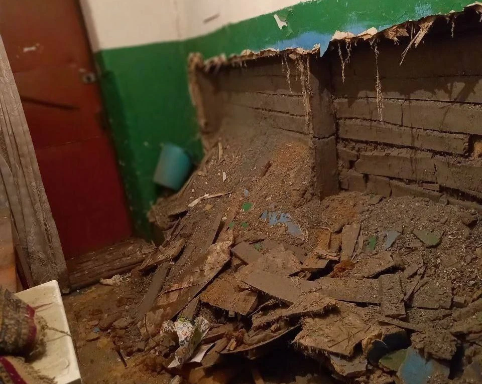 В Тульской области в поселке Белая гора под Плавском рухнула стена жилого дома. Фото: ТГ-канал "Тула. Жесть".