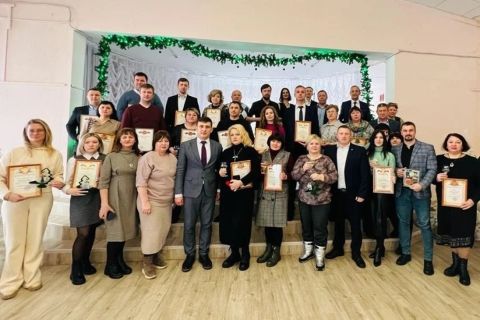 Елка на карла маркса брянск 2021. Новогоднее украшение брянск. Погода на январь. Новогодний брянск. Погода в брянске на новый год 2024.