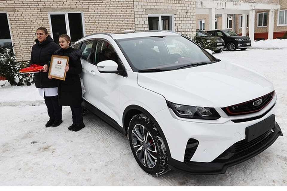 Лукашенко отдал участковой больнице подаренный ему Belgee X50 с завода. Фото: БелТА.