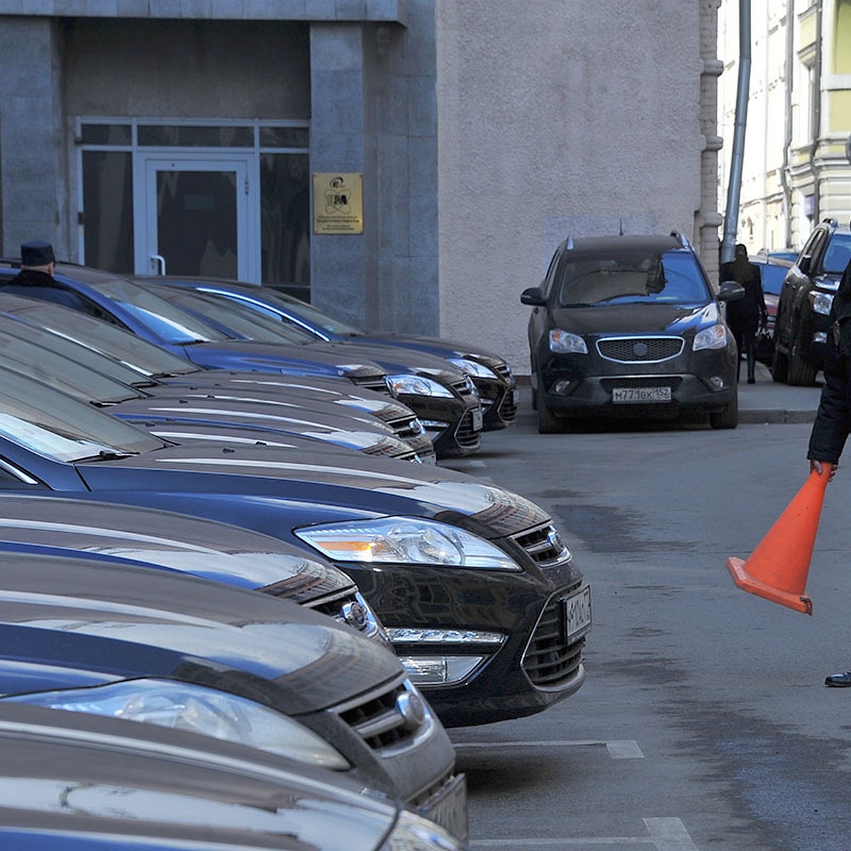 Иномарки чиновников и депутатов продадут с молотка: выгодно ли покупать  машину после госслужащих - KP.RU