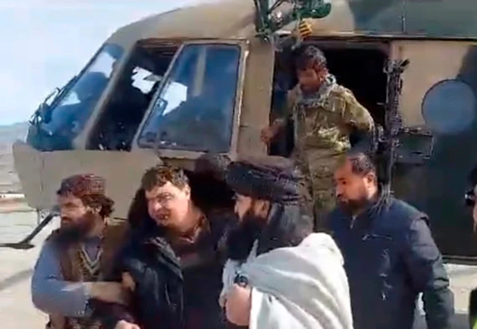 Граждан России доставили в афганскую столицу вертолетом, на летном поле их ждала «скорая помощь».