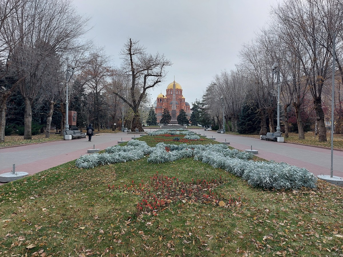 Появилось видео ДТП с перевернувшейся легковушкой в центре Волгограда -  KP.RU