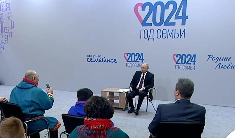Путин спросил, не нужен ли ремень безопасности при езде на оленьей упряжке Фото: стоп-кадр видео