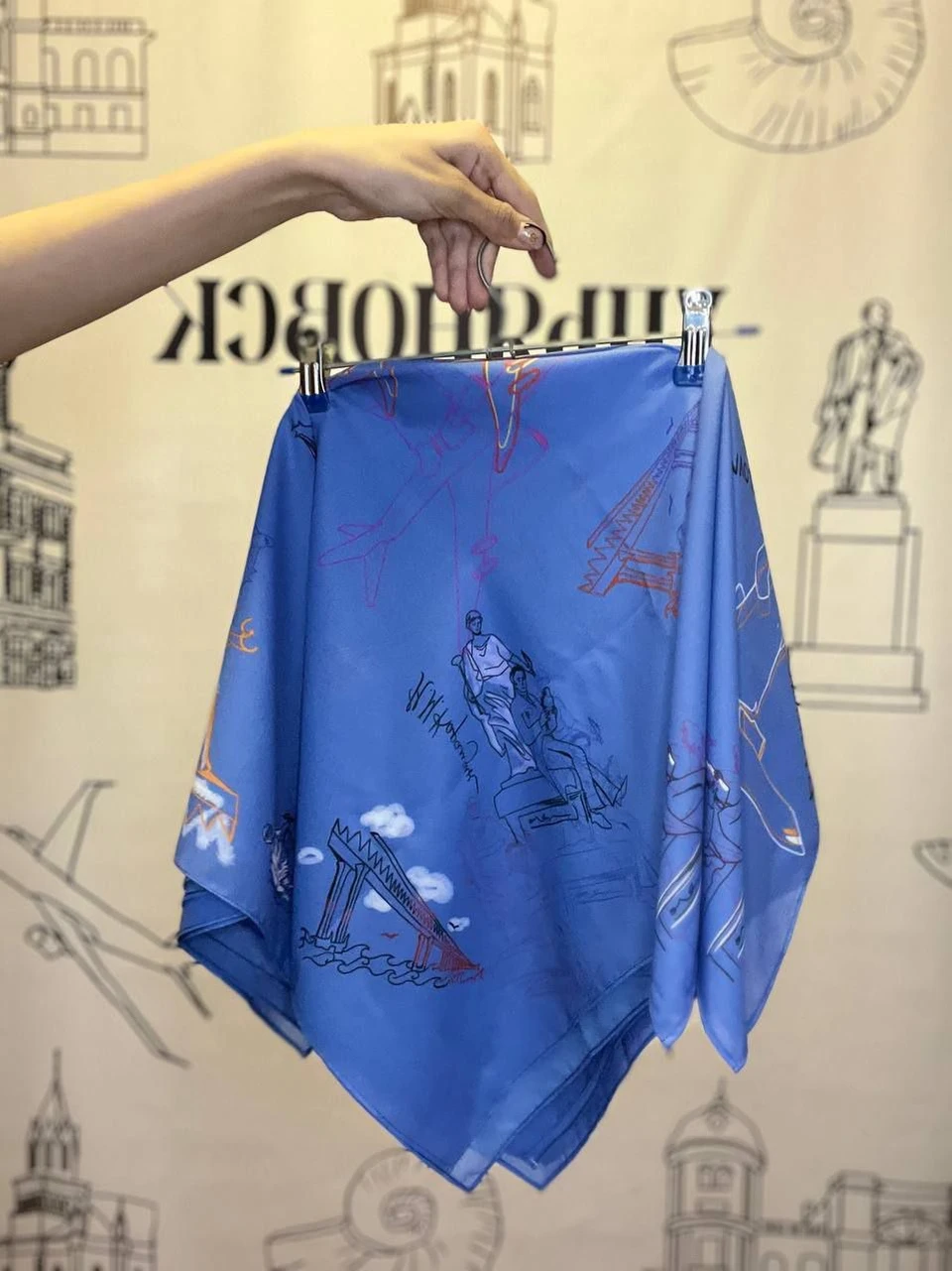 Ульяновцам предлагают купить футболки и платки с символикой Ульяновска. ФОТО: Агентство по туризму УО