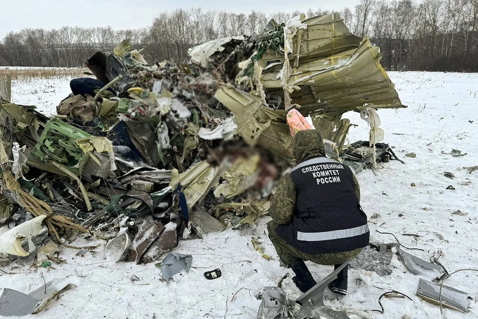 Сотрудник СК РФ на месте крушения транспортного самолета Ил-76 в Белгородской области. Фото: ТАСС