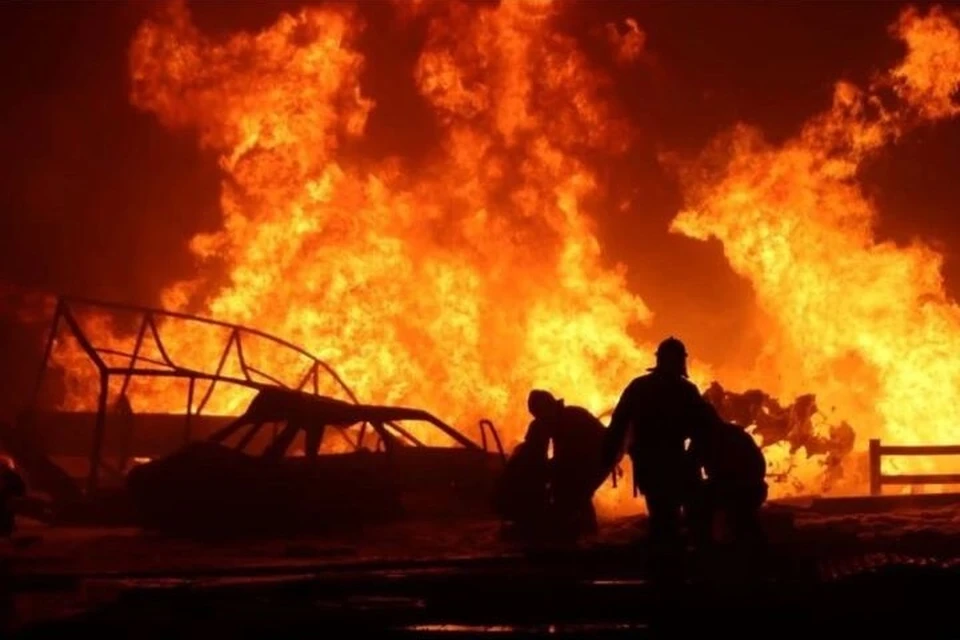 После взрыва вспыхнул сильный пожар. Фото: МЧС РФ.