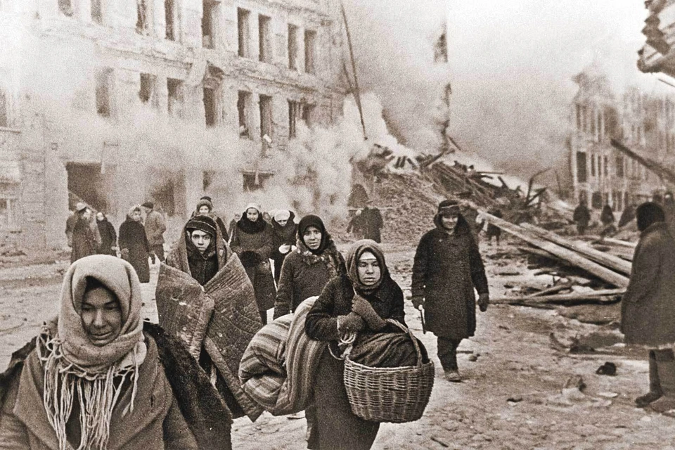 1942 год. Жители блокадного Ленинграда выходят из бомбоубежища после отбоя тревоги.