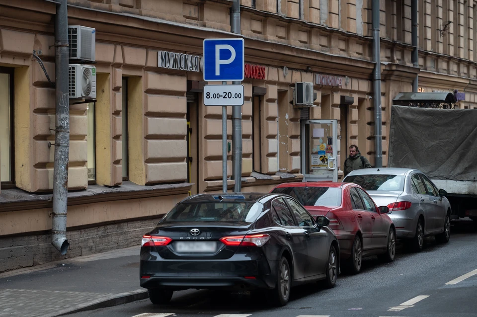 В Петербурге изменили систему получения парковочных разрешений.