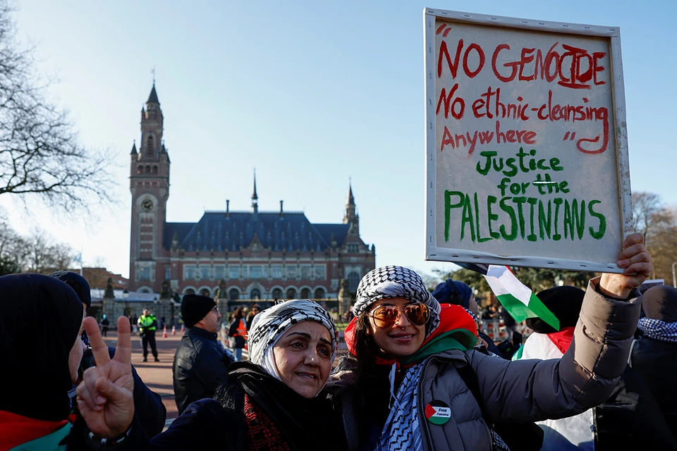 У здания суда в Гааге сторонники Палестины празднуют юридическую победу