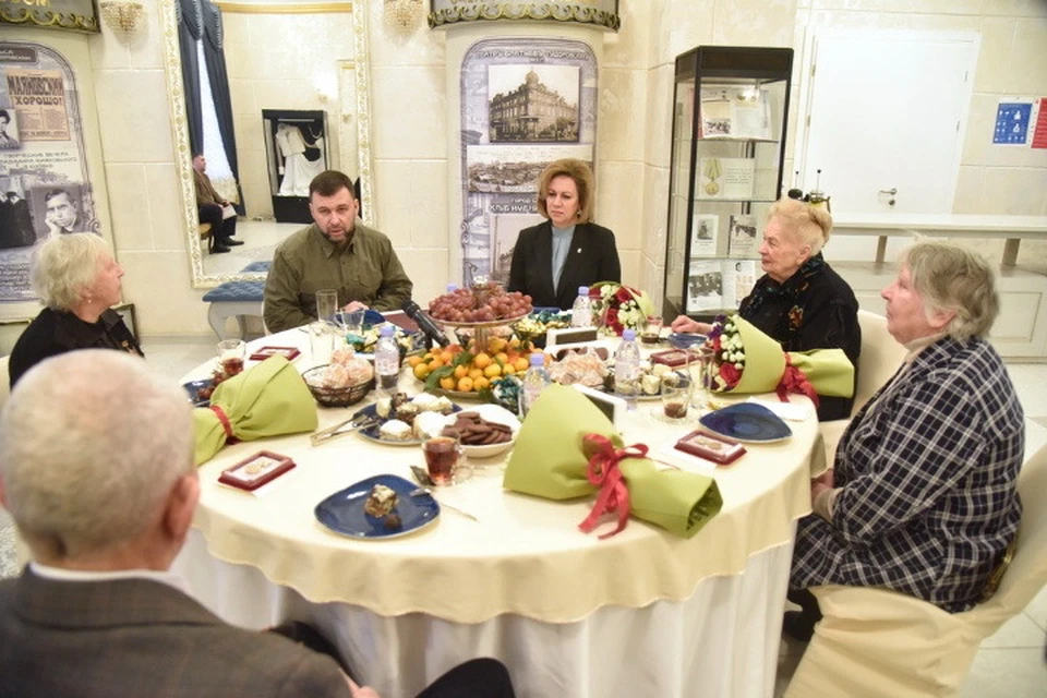 Душевной получилась встреча Дениса Пушилина с жителями Донецка, которые пережили блокаду Ленинграда. Фото: АГ ДНР