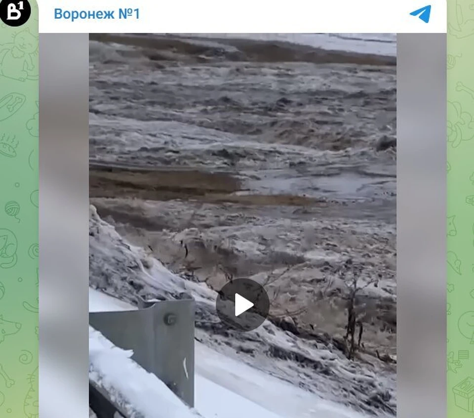 В Сеть выложили пугающее видео с места прорыва плотины в Воронежской  области - KP.RU