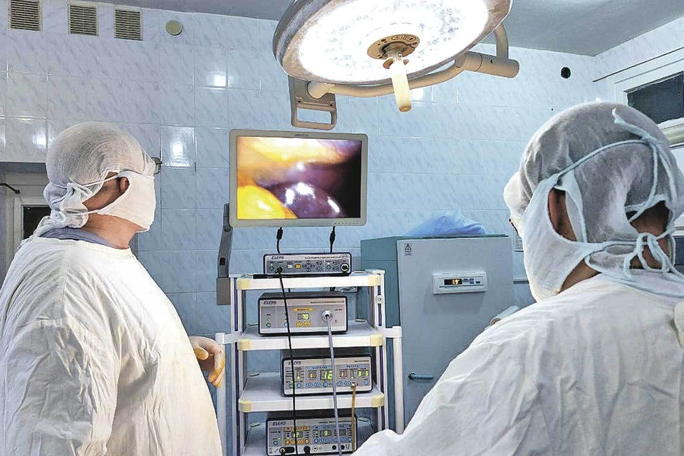 Хирурги Генической ЦРБ проводят лапароскопическую холецистэктомию. Фото: Минздрав Херсонской области