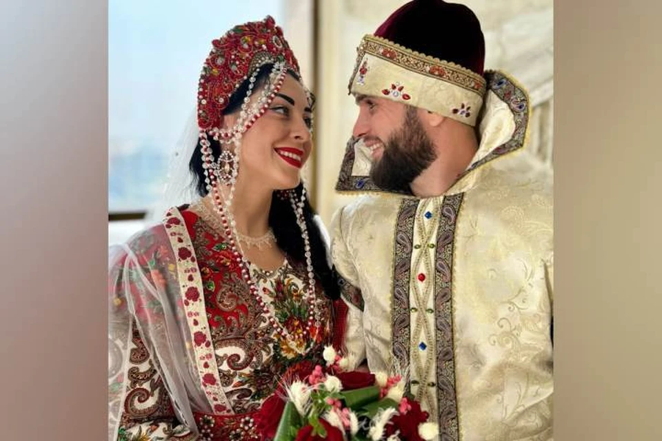 Пара из Иркутска сыграла свадьбу в традиционных славянских костюмах. Фото: личный архив героев публикации