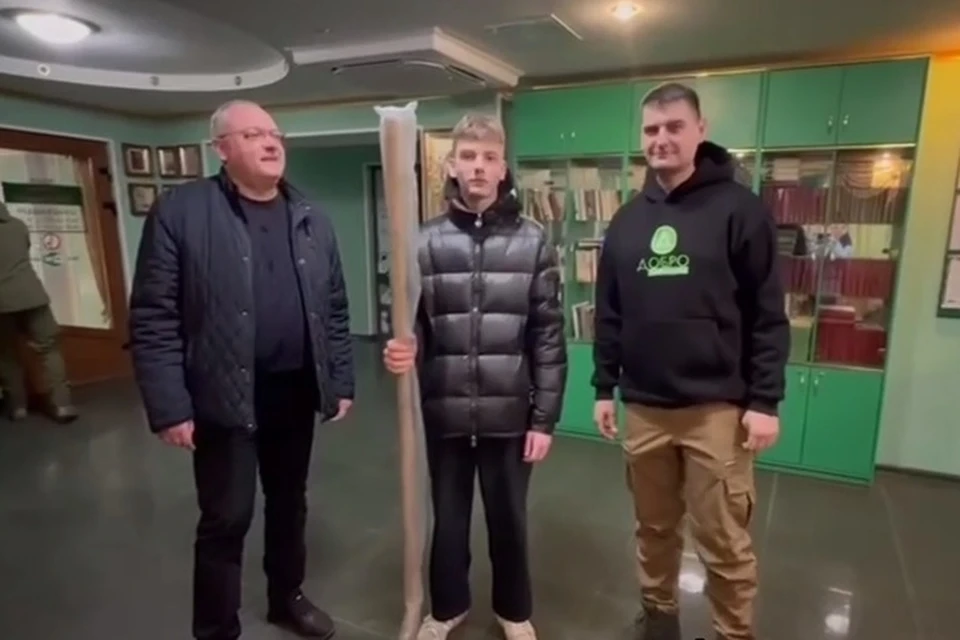 Клюшка станет отличным подарком к дню рождения Павла, который 1 февраля исполнится 16 лет. ФОТО: t.me/dobro_kuban (скриншот видео)