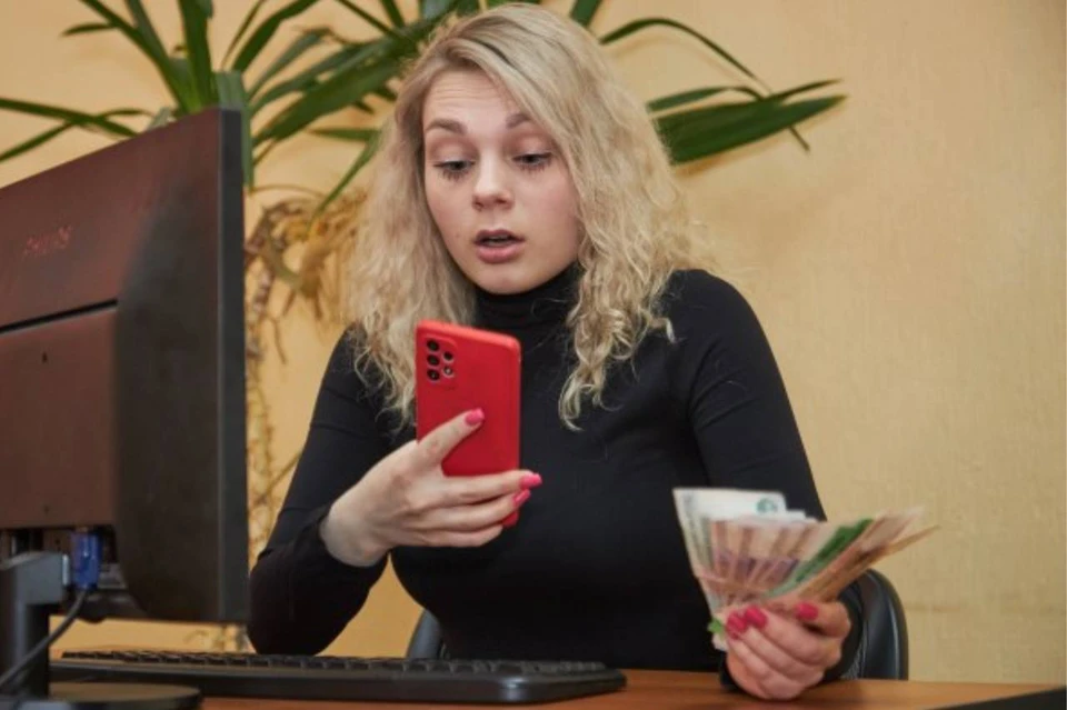 В Якутии четверо женщин потеряли деньги в ходе общения с настойчивыми и весьма убедительными проходимцами.