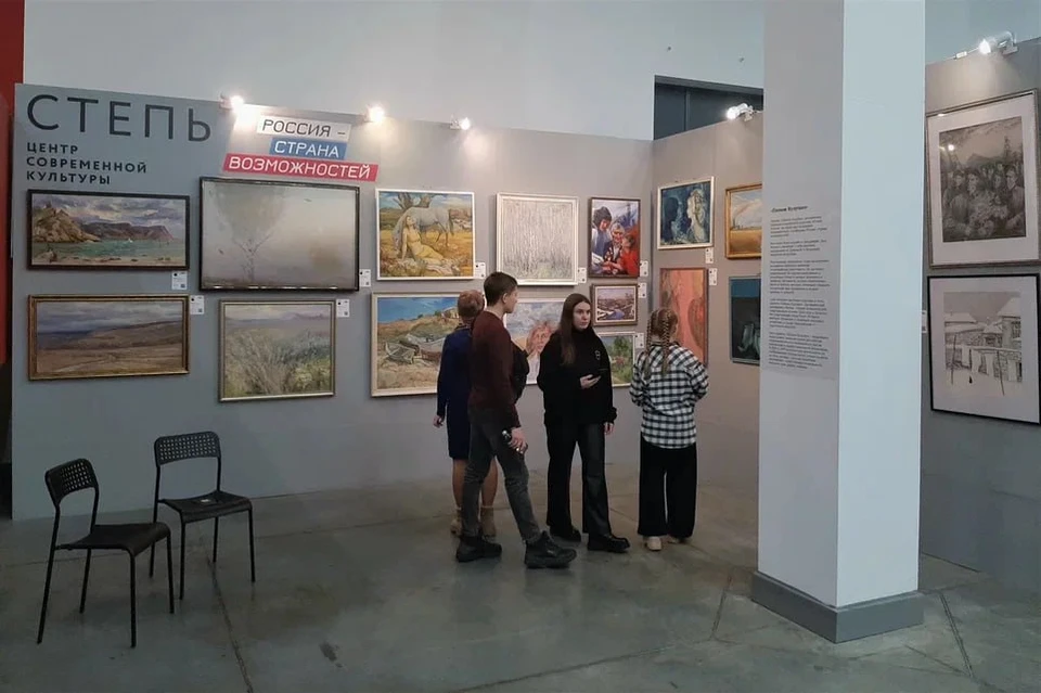 На выставке представлены работы луганских художников. Фото - телеграм-канал правительства ЛНР