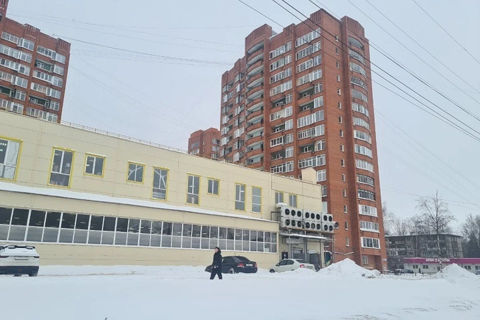В Ярославле к жилому дому на улице Волгоградской пристроили торговый центр.