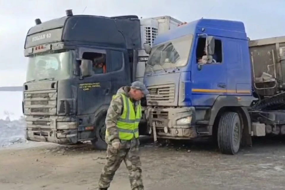 На Тюменском тракте столкнулись 9 легковушек и грузовиков Фото: УГИБДД по Свердловской области