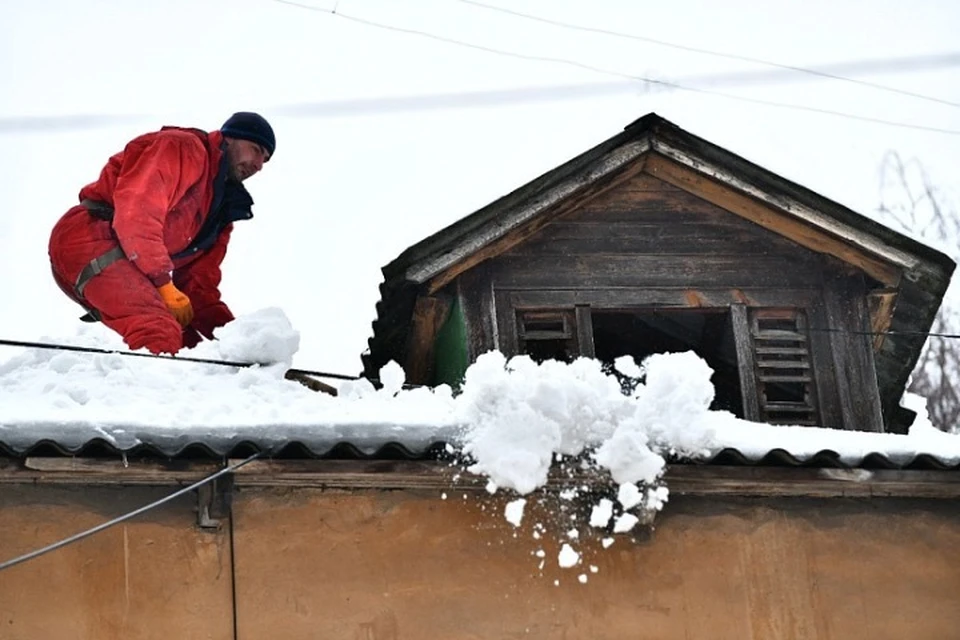 В Ленинском районе Ярославля проверили уборку снега с крыш