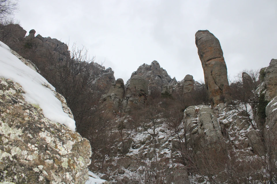 В Крымских горах снежно.
