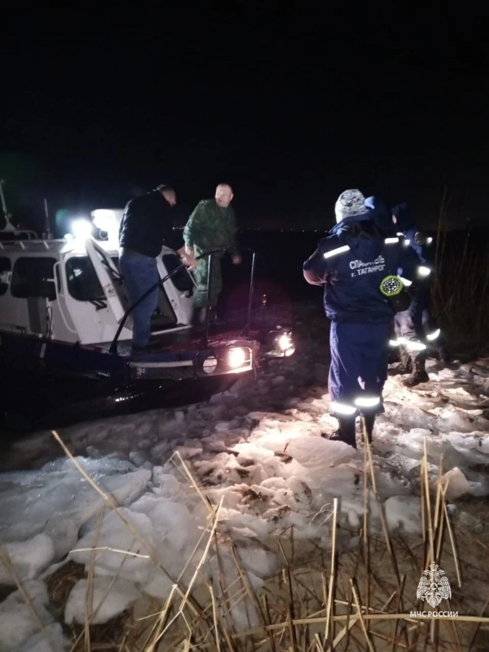 В Таганрогском заливе четверо подростков дрейфовали на льдине. Фото: ГУ МЧС по Ростовской области