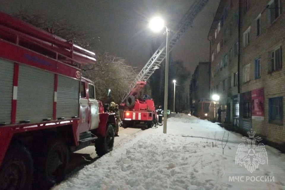 Пожарные эвакуировали 15 и спасли 3 человек из горящего дома под Липецком