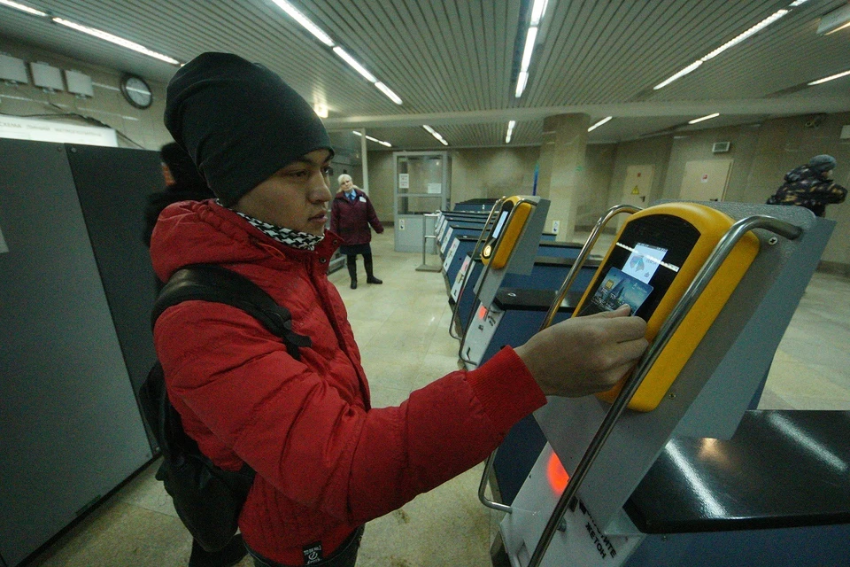 Вице-мэр Рустам Галямов побывал в метро во время утреннего часа пик