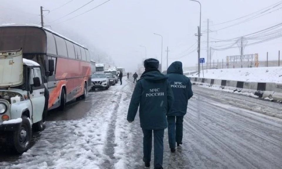 На дороге, соединяющей РФ и Грузию, снова ввели ограничения. Фото: ГУ МЧС по Северной Осетии.