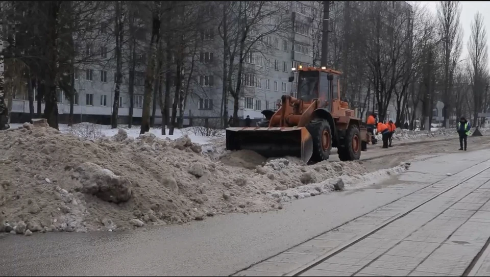 Смоляне могут оставлять заявки на уборку дорог и тротуаров от снега Фото: кадр из видео пресс-службы Администрации города Смоленска
