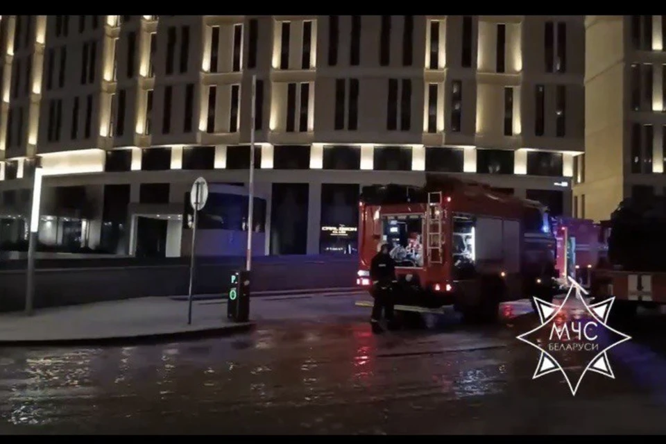 Спасатели выезжали в главный офис «Сбер Банка» в Минске из-за информации о задымлении. Скриншот с видео МЧС Беларуси