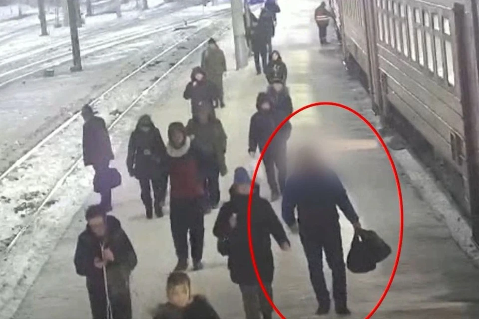 В Новосибирске у пассажира электрички украли сумку с одеждой и обувью. Фото: скриншот