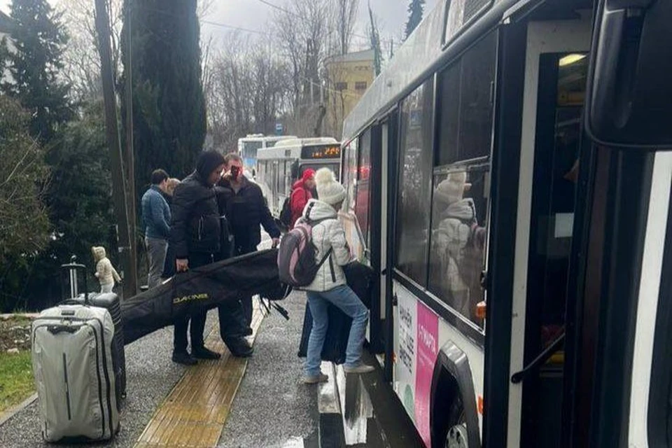 Людей отвозят в Сочи на специально организованных автобусах. Фото: t.me/transport_i_dorogi