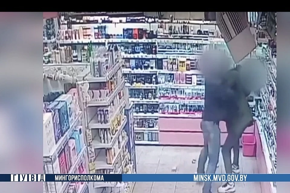 Пьяный минчанин устроил драку в магазине. Фото: стоп-кадр | видео ГУВД Мингорисполкома.