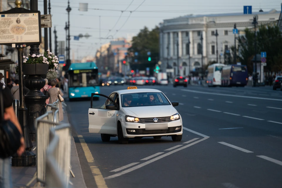 Тревожной кнопкой для водителей и пассажиров предложили оснастить такси в Петербурге.