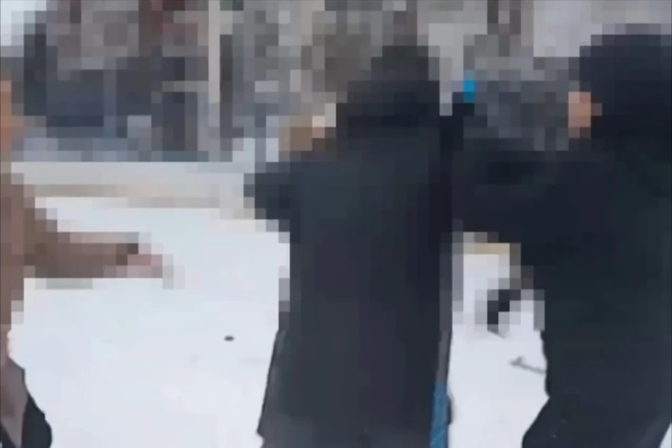 Подростков избил мужчина. Фото: Стоп-кадр из видео