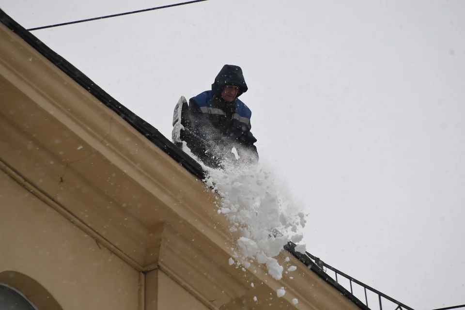 В Ульяновске во время очистки крыши от снега работник бригады ударил прохожего