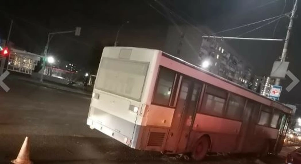 Фото: 59-летний мужчина за рулем автобуса «Мерседес» наехал на препятствие и попал в больницу