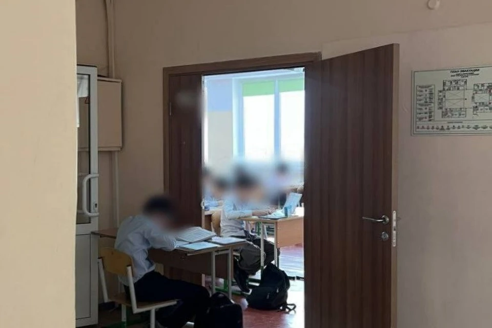 В сети гадают, почему ученика выставили из класса в коридор. Фото: t.me/djiikeytop
