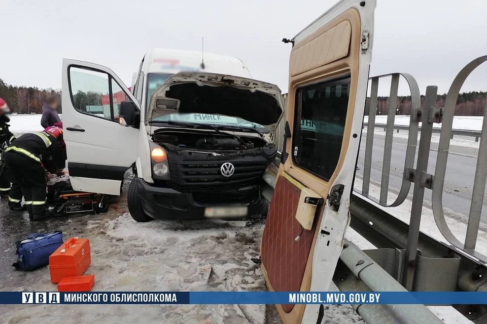 В Минздраве сообщили о тяжелых травмах пострадавших в ДТП с маршруткой в Березинском районе. Фото: УВД Миноблисполкома.