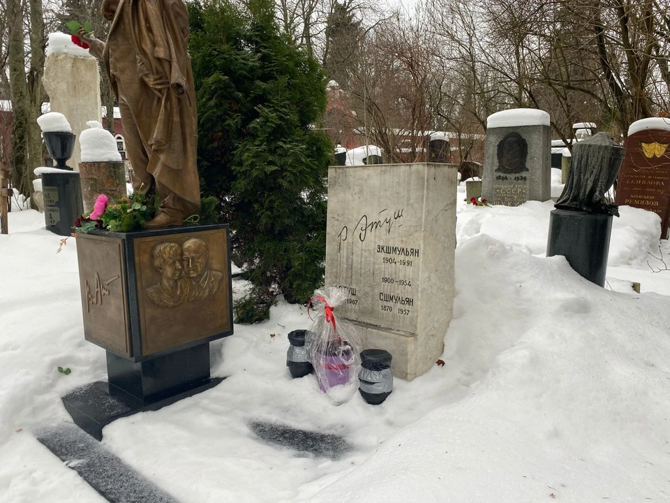 У могилы Владимира Этуша. Фото Дениса Сорокина