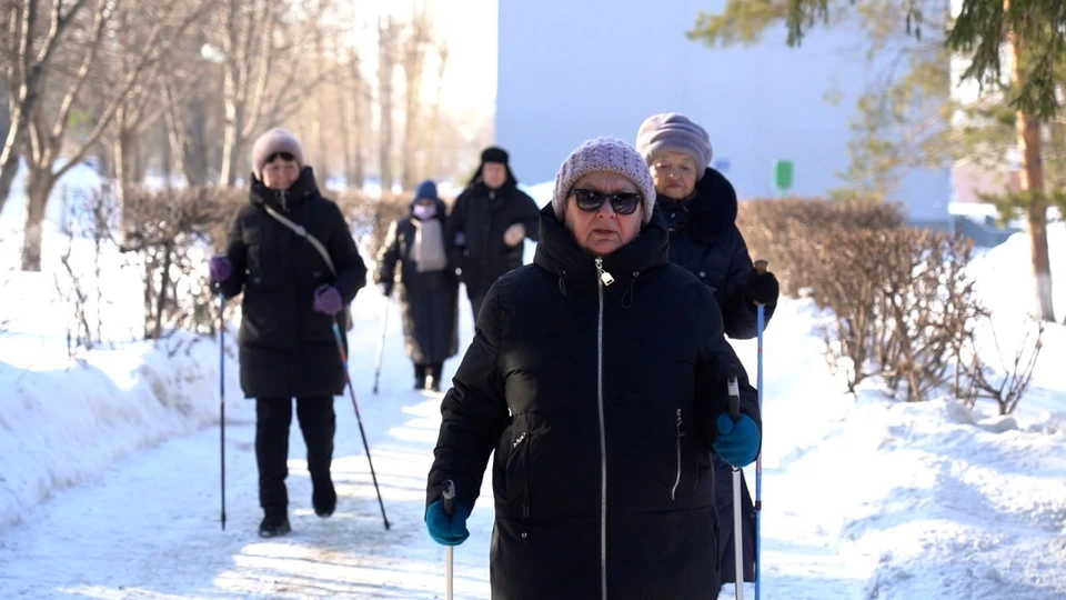 В кемеровском парке провели встречу любители скандинавской ходьбы. Фото: Александр ЧАРИНЦЕВ