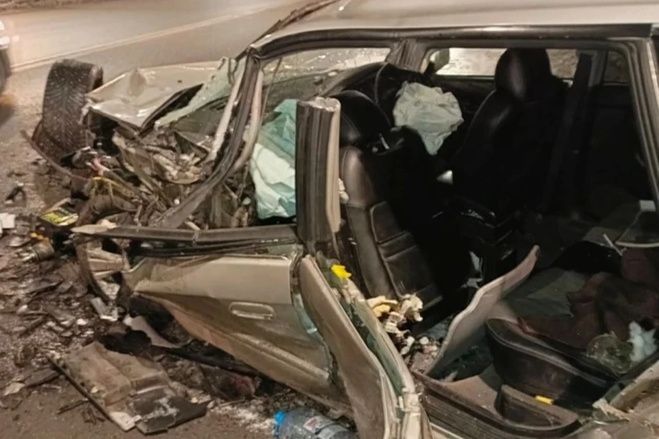 В лобовом столкновении пострадало три человека, все они ехали в старенькой иномарке Subaru. Фото предоставлено очевидцами