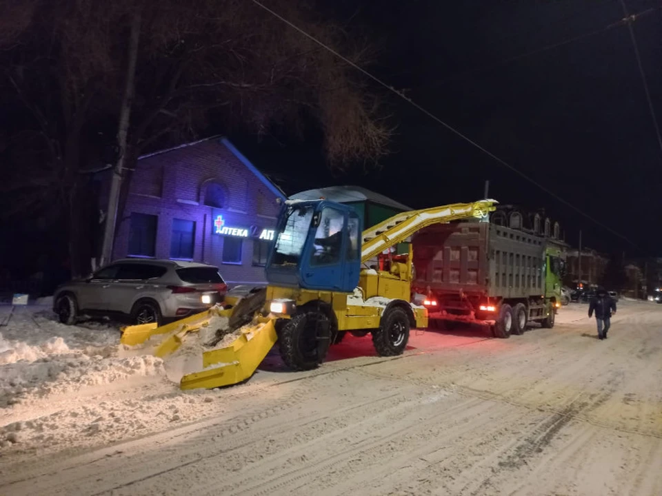 Ульяновские дорожники в круглосуточном режиме продолжают убирать снег с улиц города. Фото администрация Ульяновска