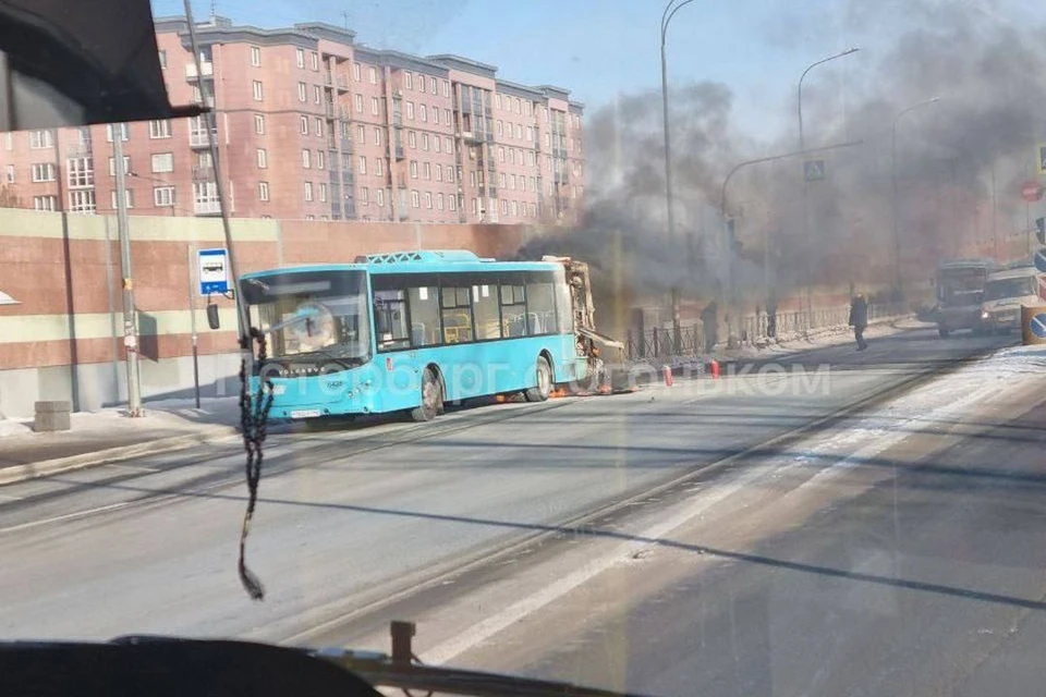 Лазурный автобус загорелся на Колпинском шоссе. Фото: t.me/pitertop